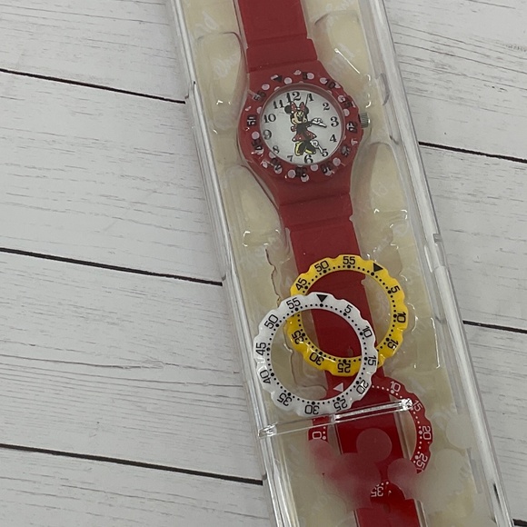 DISNEY MINNIE MOUSE WATCH WITH 3 INTERCHANCHABLE FACING IN CASE FROM DISNEY LAND - Picture 4 of 9